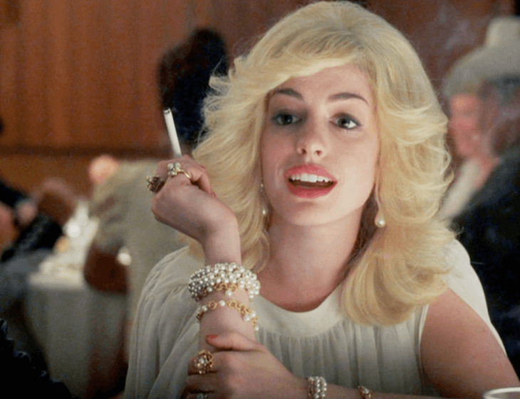 Anne Hathaway caracterizada con una peluca rubia para su papel en la película Secreto en la montaña