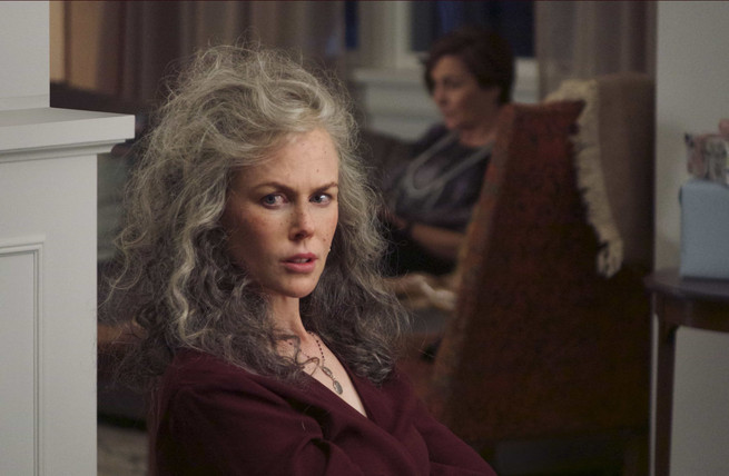 Nicole Kidman usando una peluca de color gris en una actuación de Top Of The Lake