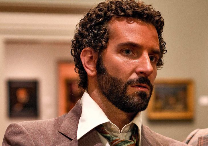Bradley Cooper usando una peluca de rizos para la película La gran estafa americana