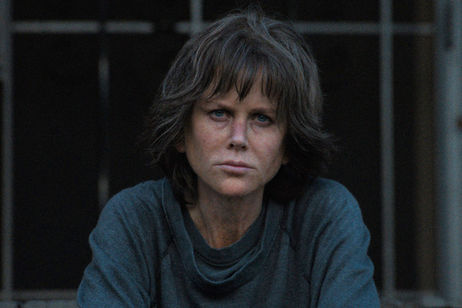 Nicole Kidman en la película Destroyer usando una peluca de color negro