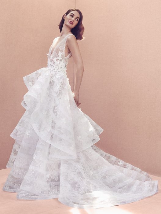 Chica con un vestido de novia blanco con diferentes capas