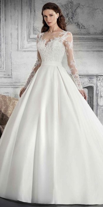 Chica con un vestido de novia blanco con mangas de encaje