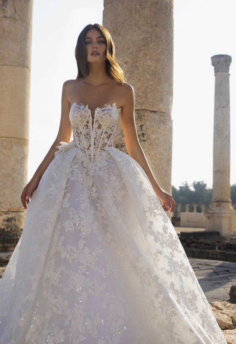 Chica con un vestido de novia blanco con estampado floral