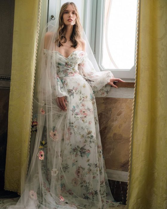 Chica con un vestido de novia blanco con estampado floral
