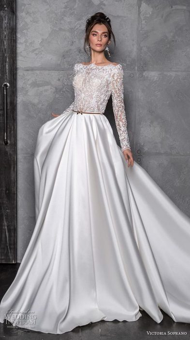 Chica con un vestido de novia blanco con estampado en la parte superior