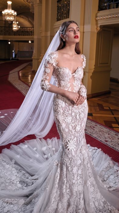 Chica con un vestido de novia blanco con estampado floral y velo largo