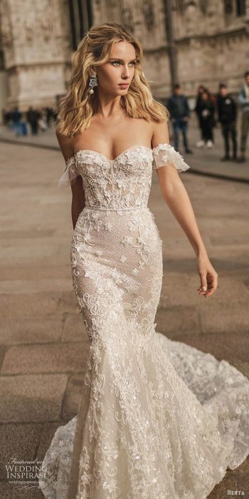 Chica con un vestido de novia blanco con estampado floral
