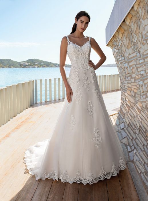 Chica con un vestido de novia blanco con estampado floral