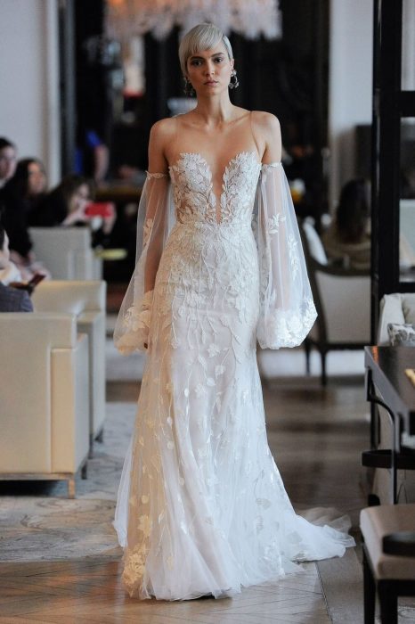 Chica con un vestido de novia blanco con estampado floral