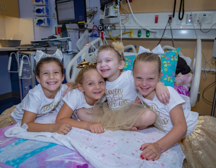 McKinley, Lauren, Ava y Chloe; niñas vencen al cáncer y se hacen amigas en el hospital; pequeñas abrazándose