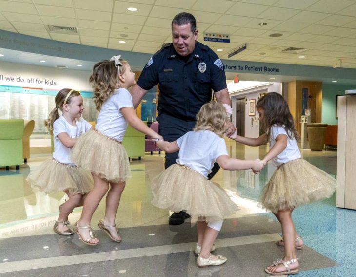 McKinley, Lauren, Ava y Chloe; niñas vencen al cáncer y se hacen amigas en el hospital; pequeñas con tutús dorados y moños en la cabeza; pequeñas bailando con un policía