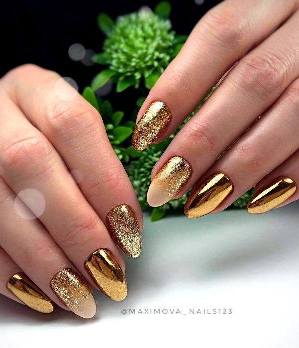 Manicure dorado para la fiesta de Año Nuevo; manos con uñas largas en forma de almendra