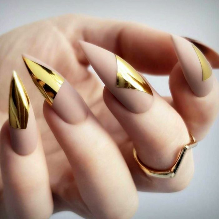 Manicure rosa con dorado para la fiesta de Año Nuevo; uñas largas en forma de stiletto