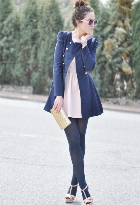 Chica usando un vestido rosa, abrigo azul, medias y sandalias rosas