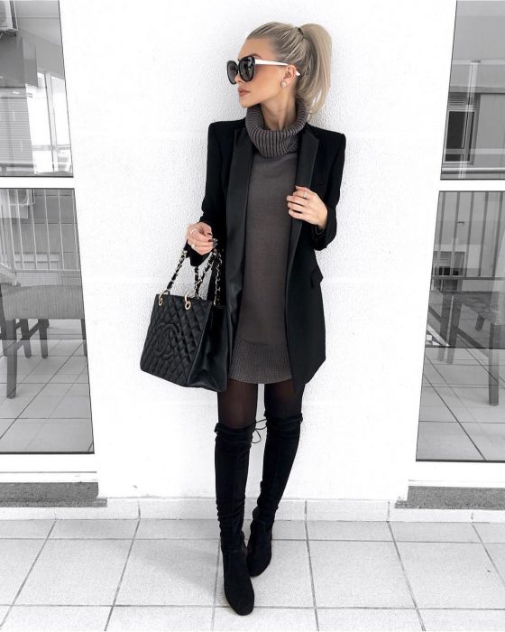 Chica con outfit en negro y gris, medias altas y negras