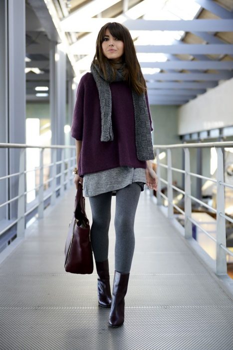 Chica caminando con abrigo guinda, bufanda y medias grises con botines