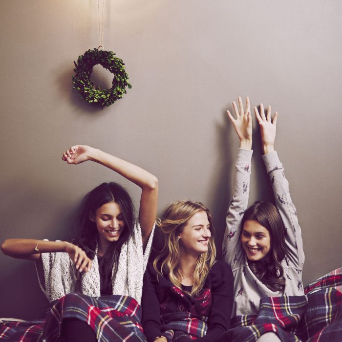 Primas reunidas en Navidad; amigas sonriendo y abrazadas