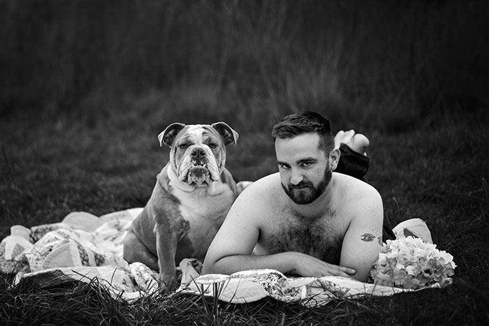 Chico y su perro posando para la sesión de fotos de un calendario