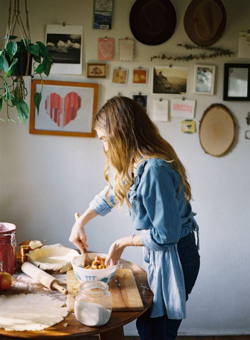 Chica cocinando un pay de fresas