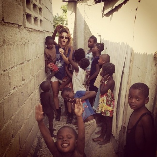 Chica visitando una comunidad de niños