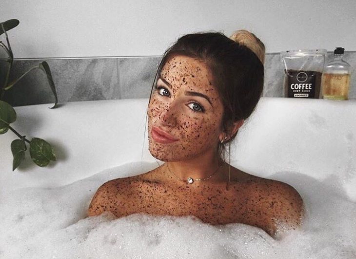 Chica dentro de la ducha con mascarilla de café