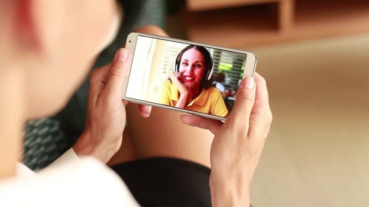 Chica en videollamada con su mamá