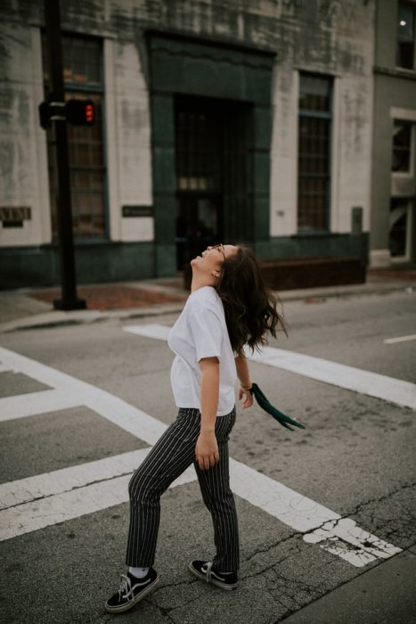 Chica celebrando que las calles están vacías