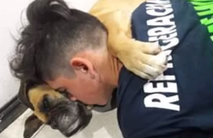 Chico abrazando a su perro por el cuello porque estaba asustado
