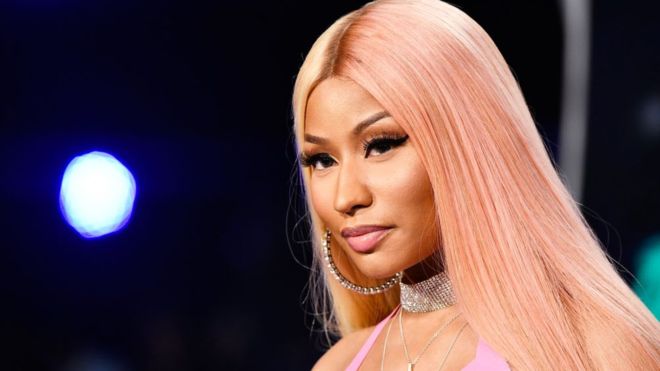 Nicki Minaj de perfil, sonriendo, mostrando su cabellera rosa