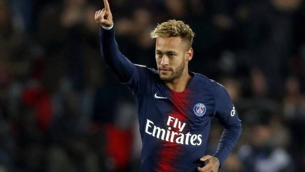 Neymar celebrando a mitad de un partido de fútbol