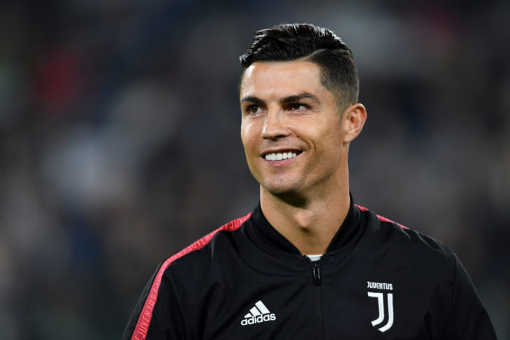 Cristiano Ronaldo sonriendo en un partido de futbol