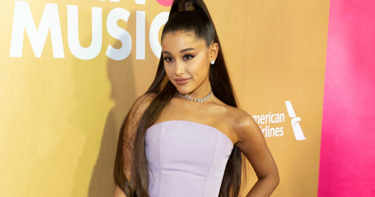 Ariana Grande sonriendo ligeramente