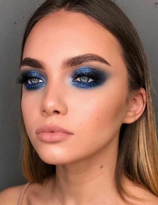Pantone elige el classic blue como el color del 2020; chica con maquillaje de ojos azul clásico