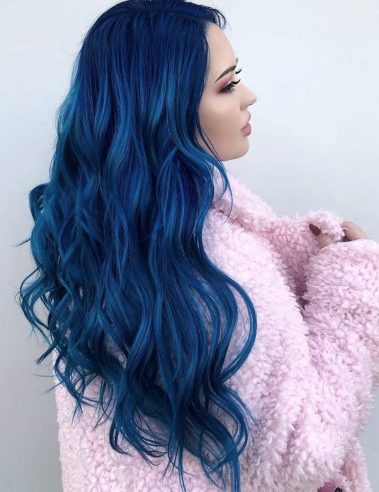 Pantone elige el classic blue como el color del 2020; chica de cabello largo, ondulado azul clásico con abrigo rosa