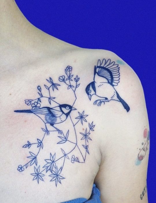 Pantone elige el classic blue como el color del 2020; tatuaje en la clavícula de golondrinas con tinta azul clásico