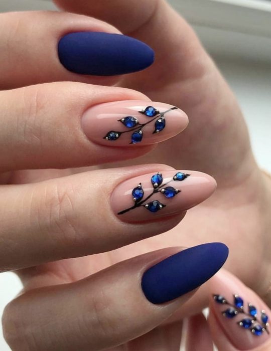 Pantone elige el classic blue como el color del 2020; uñas largas en forma de almendra, azul clásico con pedrería en forma de flores