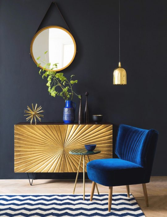Pantone elige el classic blue como el color del 2020; sillón individual azul clásico