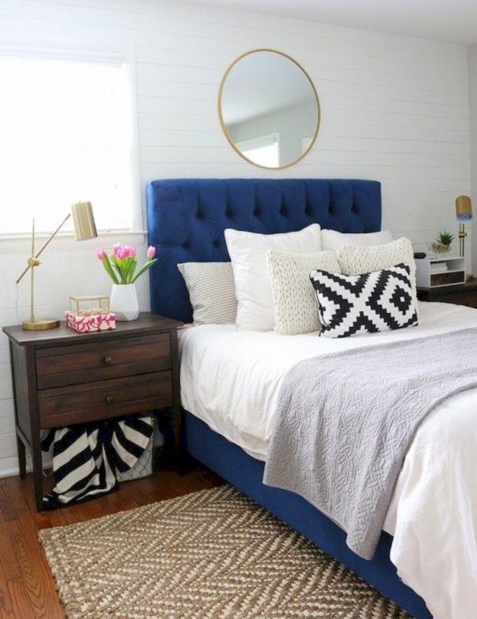 Pantone elige el classic blue como el color del 2020; cama con cabecera azul clásico