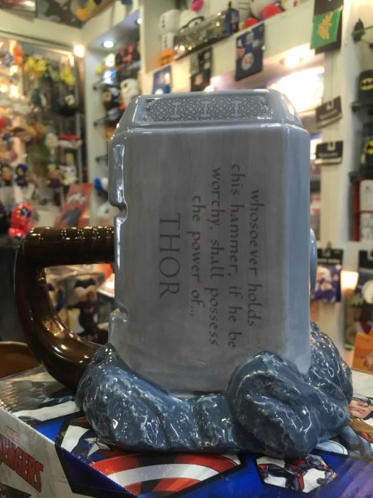 Taza en forma del martillo de Thor