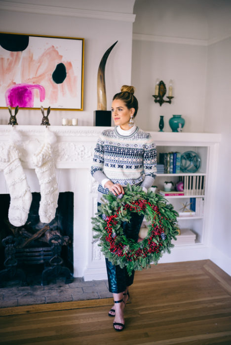 Chica usando un ugly sweter en tonos gris y blanco con falda brillante