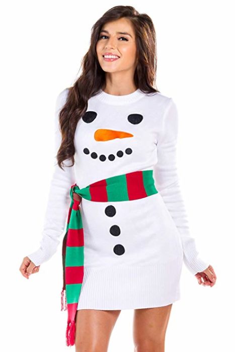 Chica usando un vestido navideño con un cinturón de colores en forma de bufanda