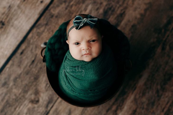 bebé recostada en un set de fotografía durante una sesión 