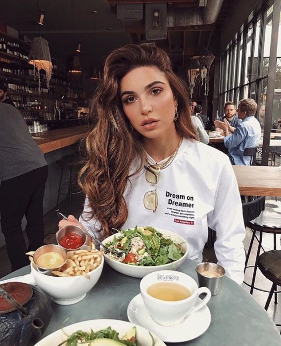 Chica comiendo en un restaurante