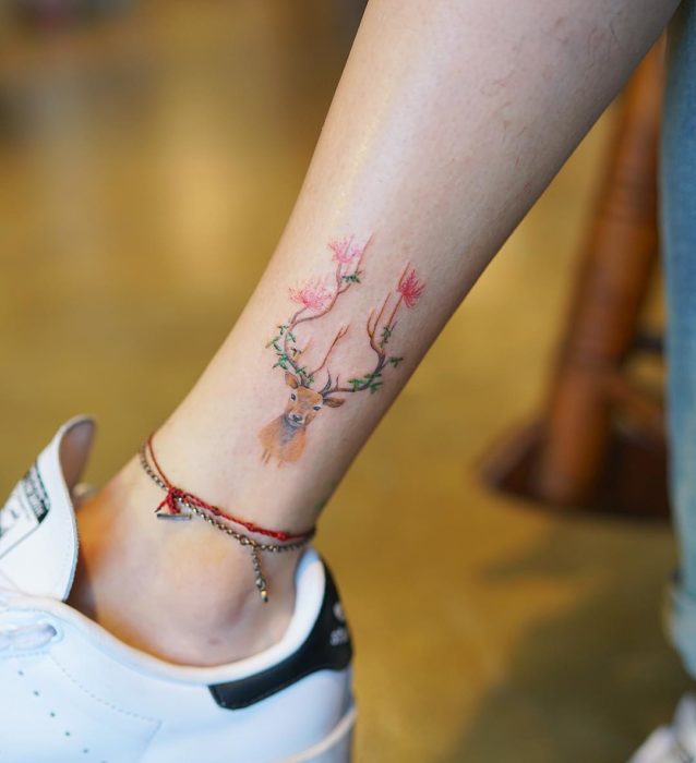 Tatuaje de reno con diseño navideño