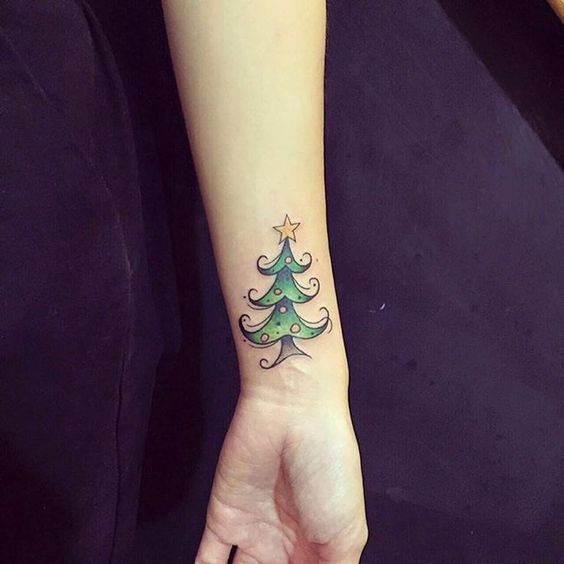 Tatuaje de pino navideño con estrella arriba
