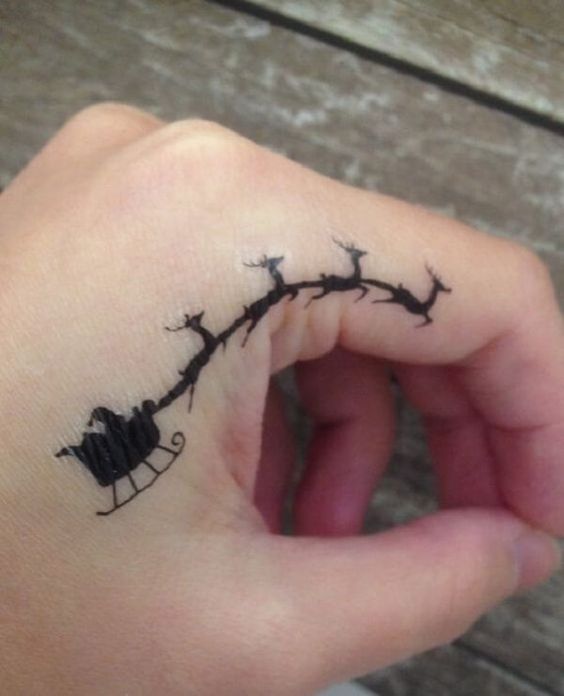 Tatuaje de Santa Claus en su trineo navideño