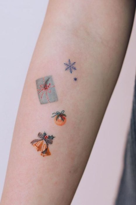 Tatuajes pequeños con diseños de regalos y esferas doradas