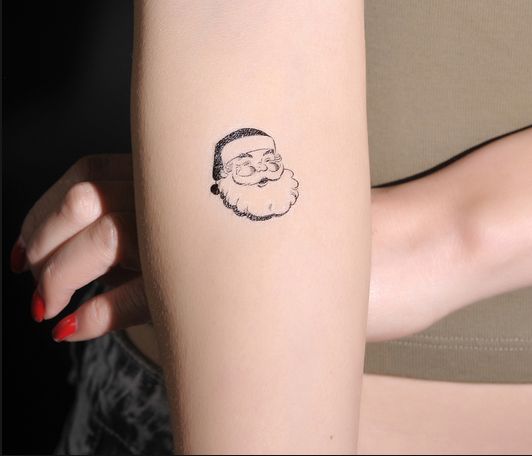 Tatuaje con el rostro de Santa Claus