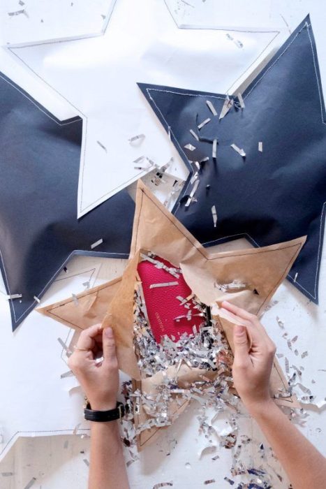 Cartera envuelta en una estrella de papel