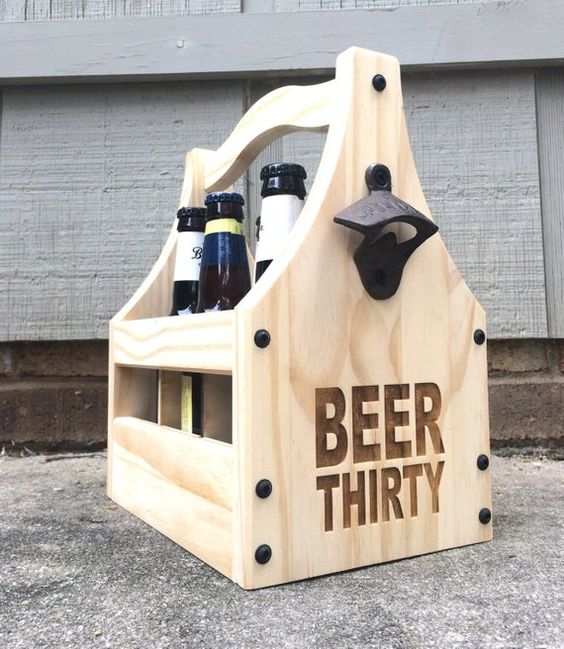 Reja de madera con cervezas